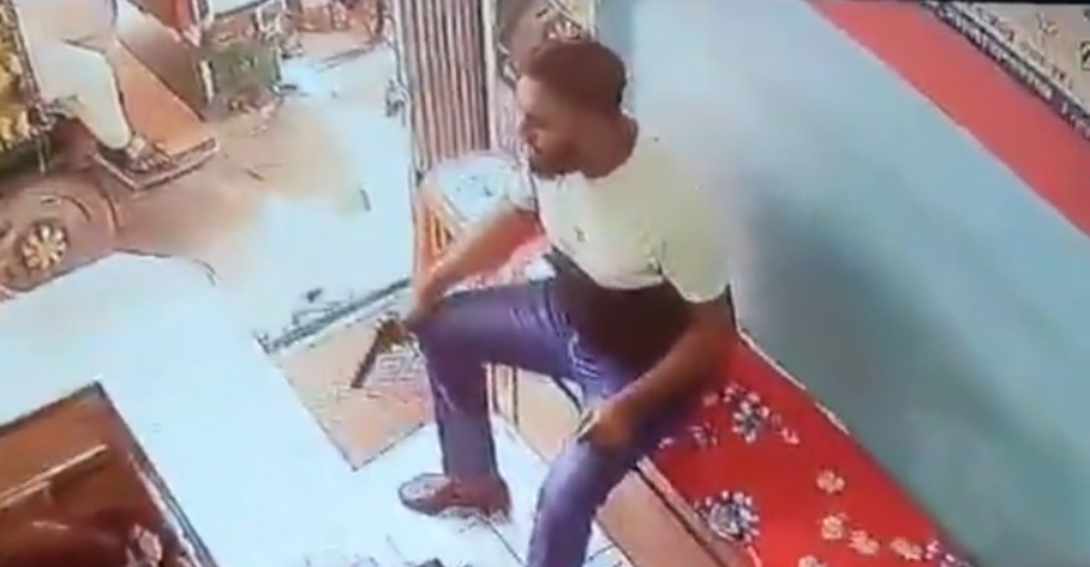 নারায়ণগঞ্জে দিনদুপুরে অস্ত্র দেখিয়ে চাঁদা দাবি, হিন্দু জুয়েলারি ব্যবসায়ীকে মারধর