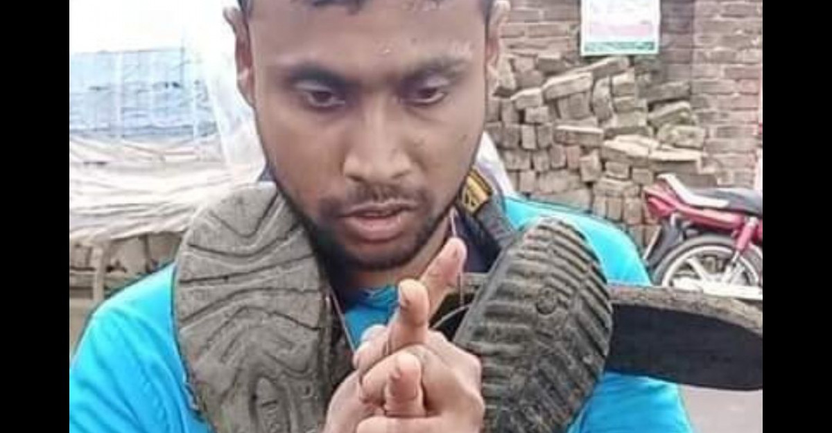 নূপুর শর্মার পোস্টে মন্তব্য, সাতক্ষীরায় হিন্দু যুবককে গলায় জুতার মালা পরিয়ে লাঞ্ছিত