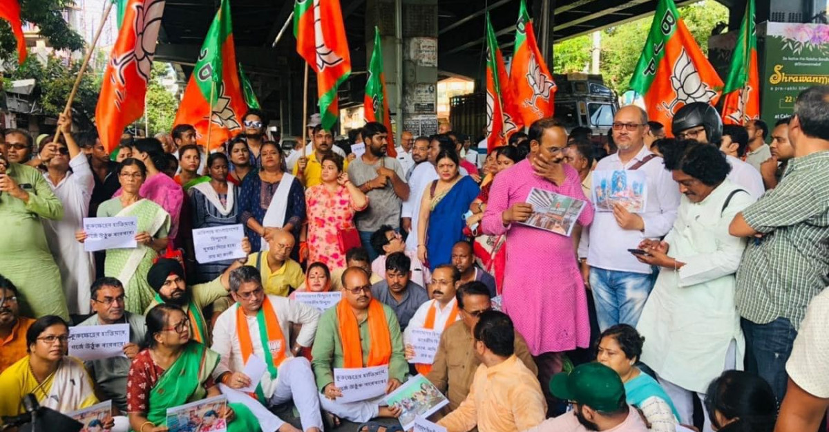 বাংলাদেশে ধর্মীয় সংখ্যালঘু নির্যাতন বন্ধে কলকাতার উপ-হাইকমিশন ঘেরাও বিজেপির
